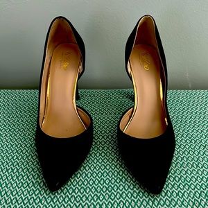 Excellent used barely worn black Mossimo 4 in heels in 7.5.
